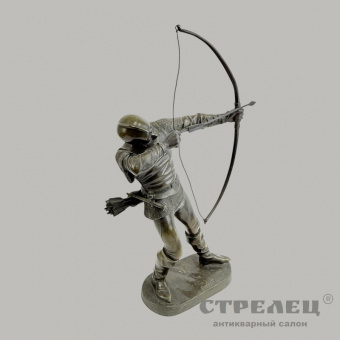 фото — бронзовая статуэтка «средневековый лучник». tourgueneff. франция, 19 в.
